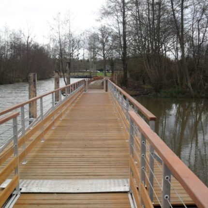 Passerelle flottante avec platelage en bois Imputrescible